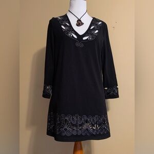 METROPOLITAN MUSEUM OF ART Small black 92% cotton tunic cut out detailin…